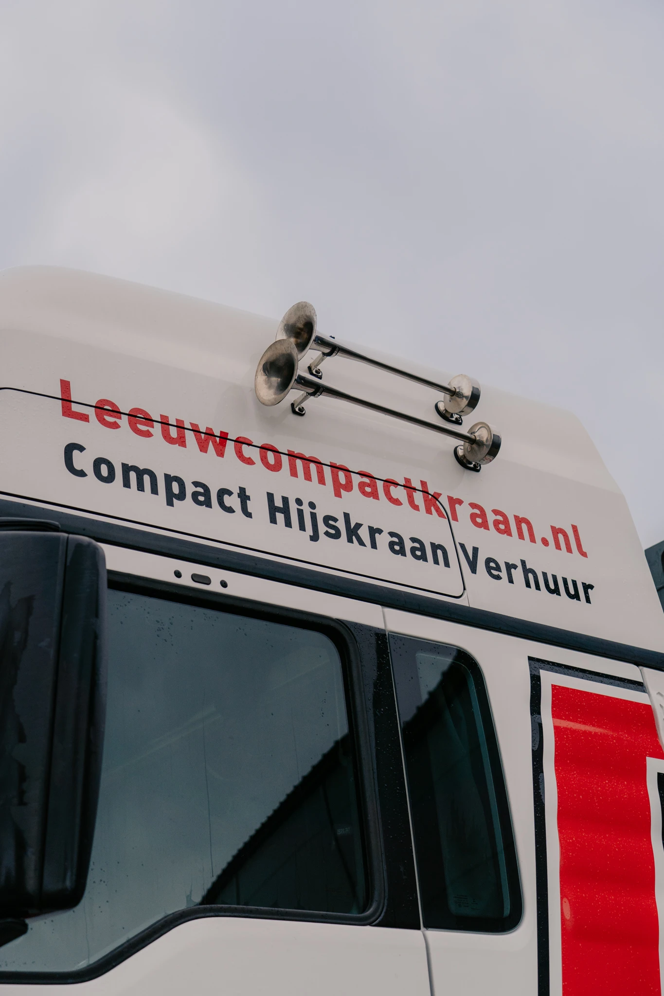 Hoeflon compactkraan in actie op locatie